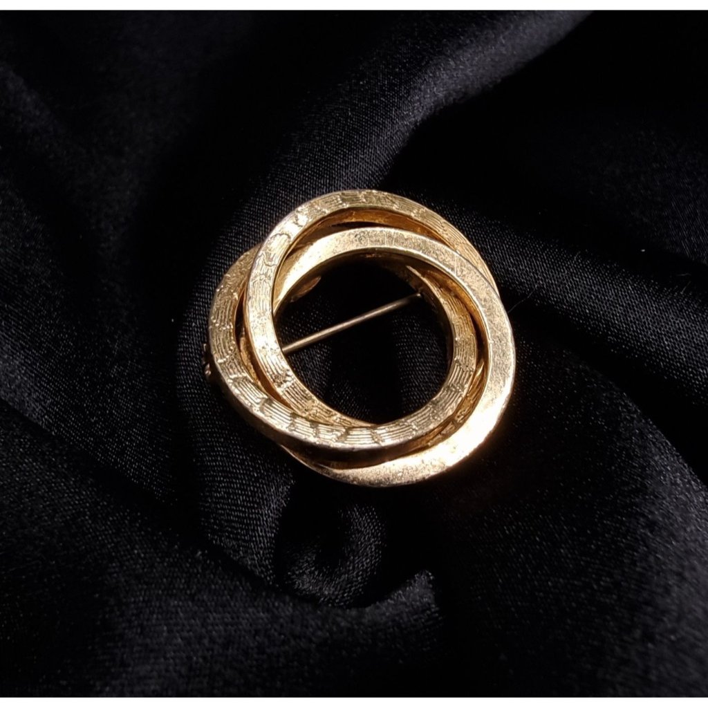 Vintage Grosse 1959 Germany Signed Textured Gold-Tone Interlocking Circles Brooc